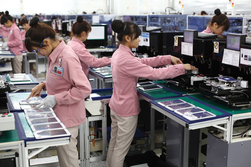 Nữ công nhân Việt Nam trong nhà máy sản xuất của Samsung