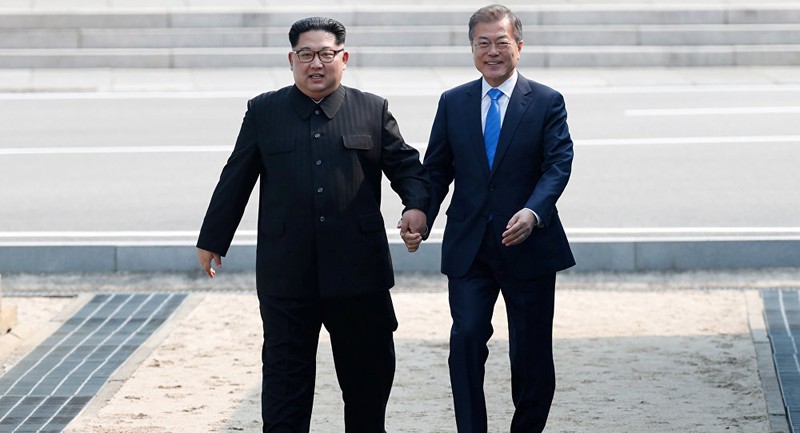 Ông Kim Jong Un và tổng thống Hàn Quốc Moon Jae In trong cuộc gặp lịch sử ở Bàn Môn Điếm