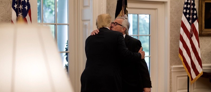 Chủ tịch Ủy ban châu Âu Jean-Claude Juncker ôm hôn nồng thắm Donald Trump như chưa từng có việc đấu khẩu và căng thẳng