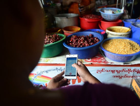 Nhiều bà nội trợ ở Myanmar sử dụng dịch vụ Zalo để liên lạc với gia đình và lằm ăn buôn bán.