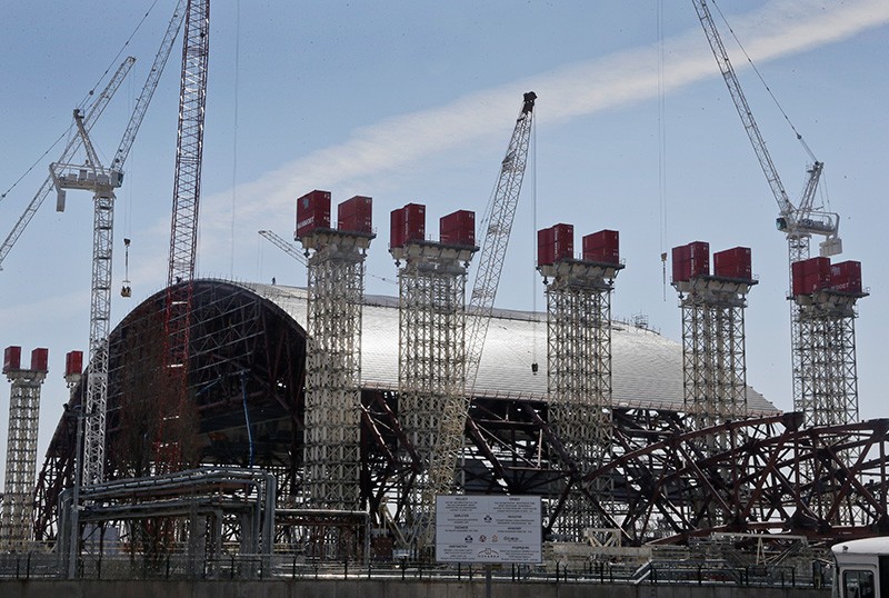 Cấu trúc mái vòm khổng lồ để “giam” phóng xạ tại Chernobyl. Ảnh: Gizmodo