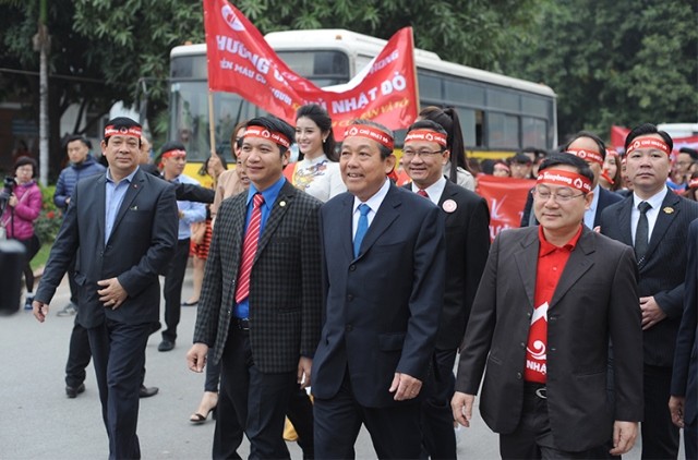 Phó Thủ tướng thường trực Chính phủ Trương Hòa Bình và các đại biểu tham gia diễu hành hưởng ứng Ngày hội Chủ nhật đỏ 8/1/2017.