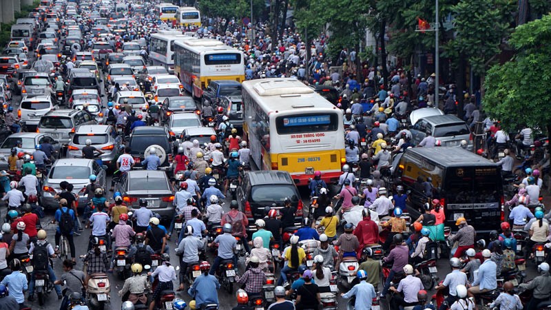 Số lượng ô tô và xe máy cá nhân tăng nhanh ở đô thị đang tạo áp lực lớn cho giao thông 