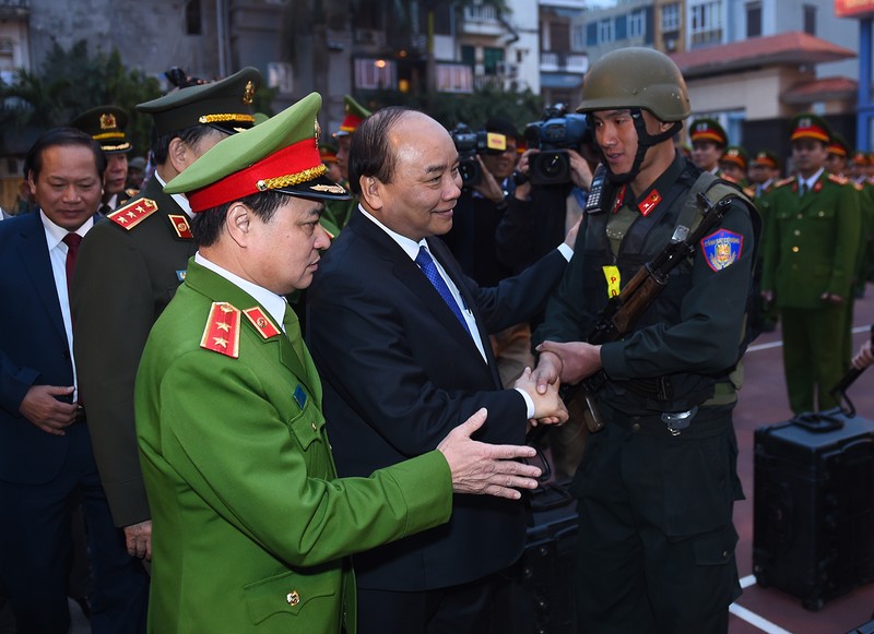 Thủ tướng thăm và làm việc với Bộ Tư lệnh Cảnh sát cơ động nhân dịp xuân mới