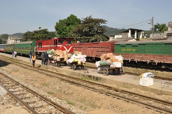 Tính kết nối trong vận chuyển hàng hóa bằng đường sắt chưa cao nên lượng hàng không nhiều (chụp tại ga Phú Lu, Lào Cai)