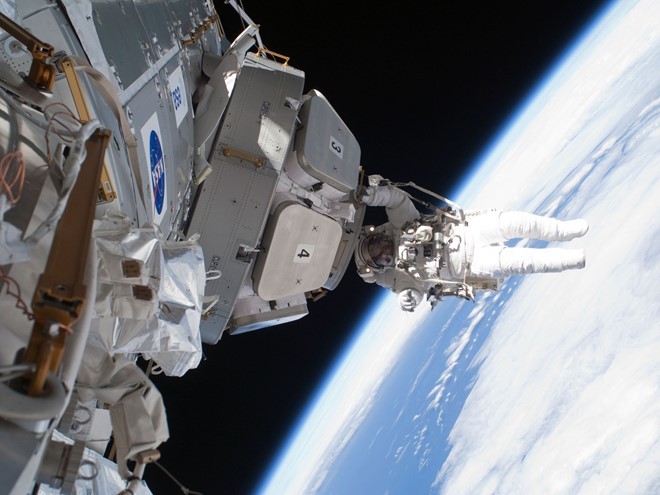 Trạm Vũ trụ quốc tế (ISS) - Chi phí: 150 tỷ USD (tính đến năm 2010) Công trình đắt nhất hành tinh này quay quanh trái đất ở độ cao hơn 300 km. Kế hoạch mở rộng ISS đang được thực hiện có chi phí khoảng 60 tỷ USD. Còn kế hoạch mở rộng tới năm 2020 tiêu tốn