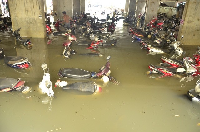 Xe máy ngâm nước trong trận lụt hồi tháng 9/2016