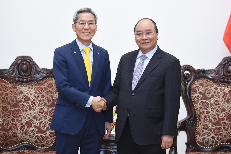 Thủ tướng Nguyễn Xuân Phúc tiếp Chủ tịch Tập đoàn tài chính KB Kookmin 