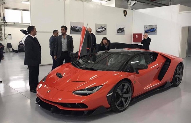 Lamborghini Centenario đầu tiên về tay một Sheikh của UAE.