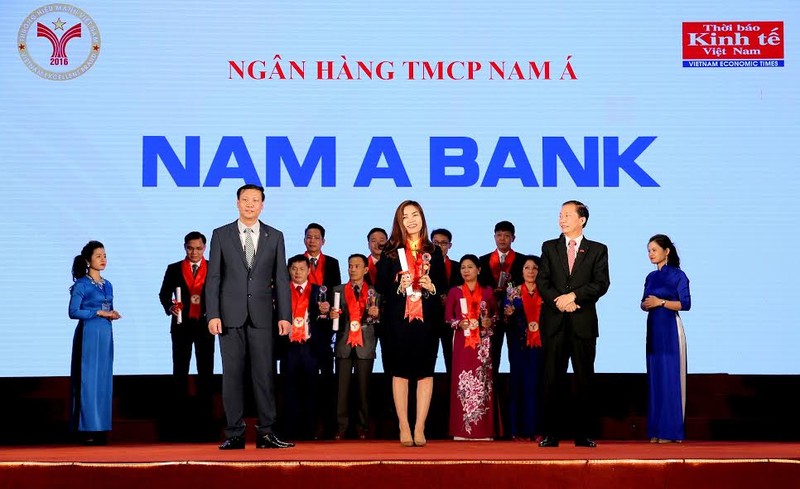 Bà Trần Đặng Như Quỳnh – Giám đốc Thương hiệu Nam A Bank vinh dự nhận cúp Thương hiệu mạnh 2016 từ Chương trình.