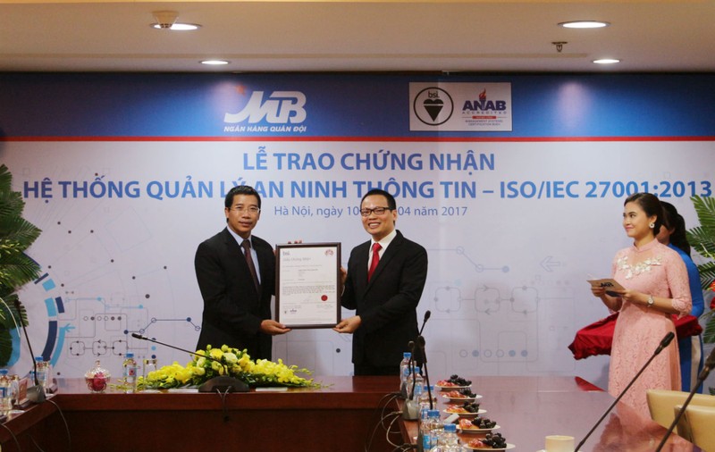 Ông Lưu Trung Thái nhận chứng nhận ISO/IEC