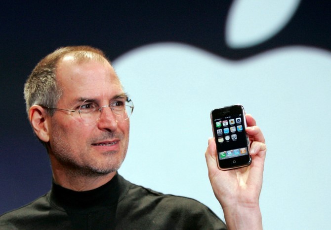 CEO Apple - ông Steve Jobs - trong lễ ra mắt iPhone đầu tiên vào năm 2007. Ông qua đời năm 2011 do bị ung thư tuyến tuỵ.