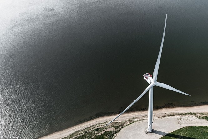 Turbin gió khổng lồ của Đan Mạch với chiều dài mỗi cánh quạt 80 m