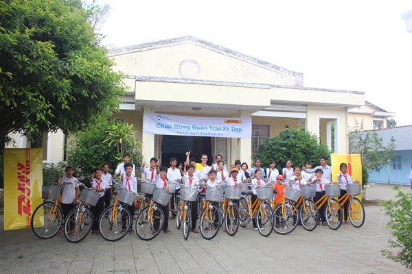 DHL trao tặng xe đạp cho trẻ em.