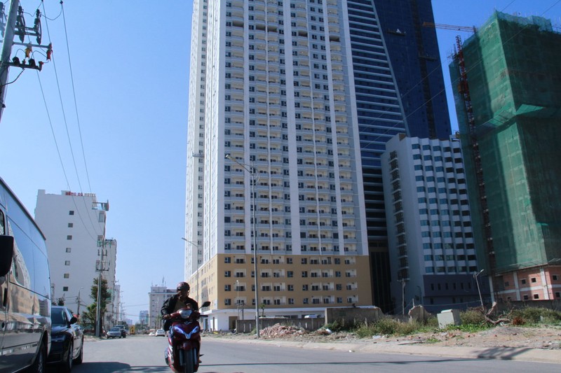 Tổ hợp khách sạn Mường Thanh và căn hộ chung cư cao cấp Sơn Trà - nơi có 104 căn hộ xây trái phép - Ảnh: H.KHÁ
