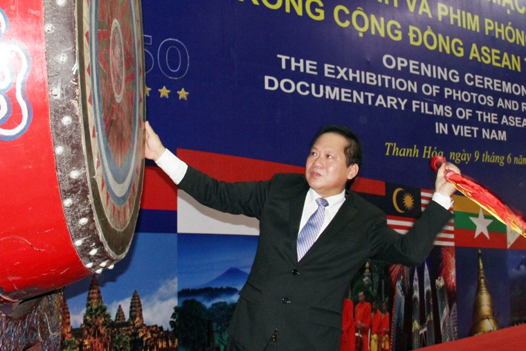 Bộ trưởng Trương Minh Tuấn đánh trống khai mạc triển lãm
