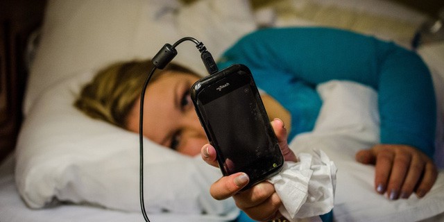 Điện thoại là nguyên nhân gây mất ngủ với nhiều người - Ảnh: Reuters