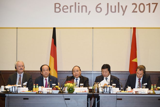 Thủ tướng Nguyễn Xuân Phúc chủ trì cuộc gặp gỡ, đối thoại với một số doanh nghiệp hàng đầu của Đức