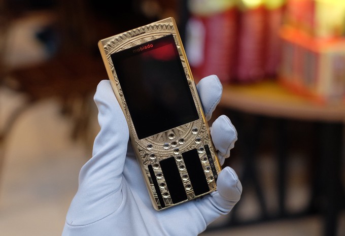 Mobiado Professional 3 GCB (giá từ 125 triệu đồng)

Mobiado là thương hiệu điện thoại hạng sang nổi tiếng không kém Vertu ở Việt Nam. Nhưng khi Vertu khó khăn đến mức vừa phải tuyên bố phá sản Mobiado vẫn trụ lại khá vững ở thị trường điện thoại hạng sa