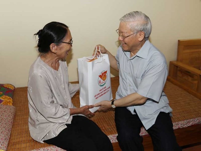 Tổng Bí thư Nguyễn Phú Trọng tặng quà cho người có công tại Trung tâm Nuôi dưỡng và điều dưỡng người có công số 2 Hà Nội.