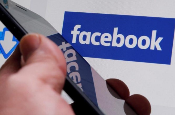 Nguồn thu chính của Facebook là từ các dịch vụ trên điện thoại thông minh - Ảnh: Reuters