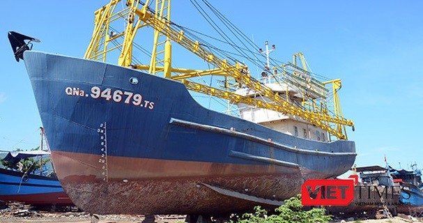 Tàu cá vỏ thép QNa 94679TS của ngư dân Trần Văn Liên phải nằm bờ hơn 1 năm nay vì hư hỏng máy. Ảnh: Xuân Mai