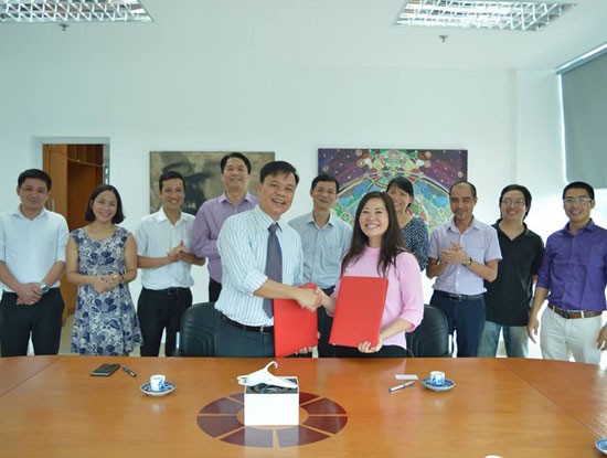 Lễ ký kết biên bản ghi nhớ về việc thành lập chuỗi phòng thí nghiệm về dữ liệu sóng não - Neuro Lab tại Việt Nam giữa Công ty Công nghệ DTT với Công ty EMOTIV diễn ra chiều ngày 1/8/2017 tại Hà Nội (Ảnh: Cao Nhật)