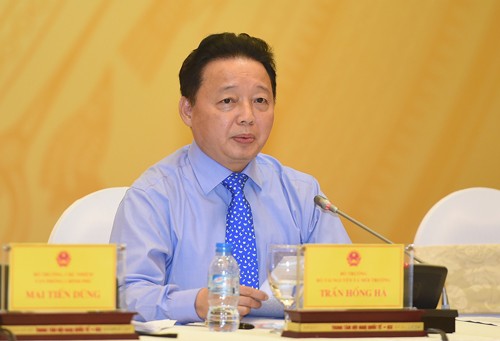 Bộ trưởng Bộ TN&MT Trần Hồng Hà trả lời vấn đề phóng viên hỏi tại họp báo. Ảnh: VGP/Quang Hiếu
