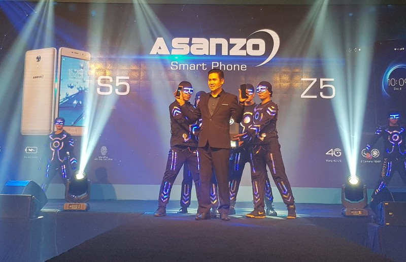Ông Phạm Văn Tam, CEO của Asanzo chính thức trình làng bộ đôi smartphone mới
