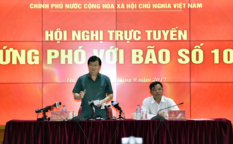 Phó Thủ tướng Trịnh Đình Dũng chủ trì hội nghị trực tuyến về các giải pháp khẩn cấp ứng phó bão số 10.