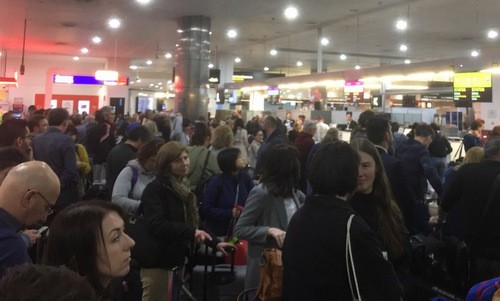 Hành khách chờ hệ thống máy tính phục hồi tại sân bay Melbourne, Australia. Ảnh: Twitter.

