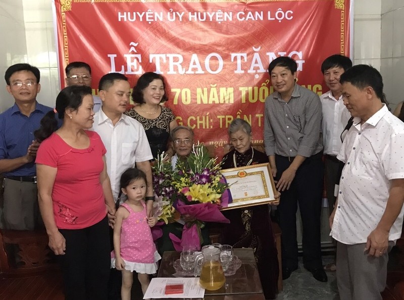 Bà Trần Thị Quỳ trong Lễ đón nhận "Huy hiệu 70 năm tuổi Đảng". Ảnh: Quang Trần.