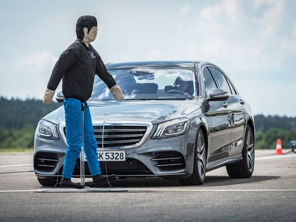 Một bài thử nghiệm tính năng hỗ trợ người lái xe của Mercedes-Benz với người giả trên đường

