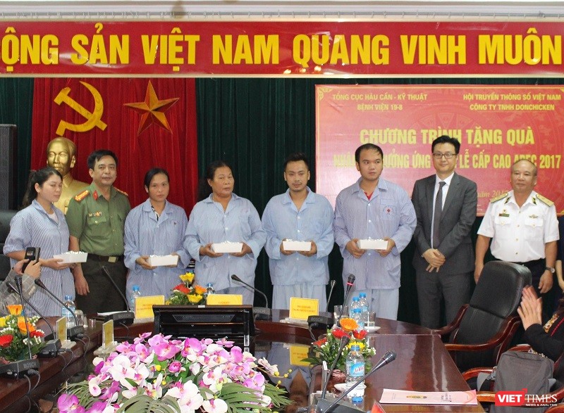 Ông Kim Dong Ji (áo đen) và Trung tướng Nguyễn Văn Tình (áo trắng) thay mặt Ban tổ chức trao quà cho các bệnh nhân. Ảnh: Thuần Phong