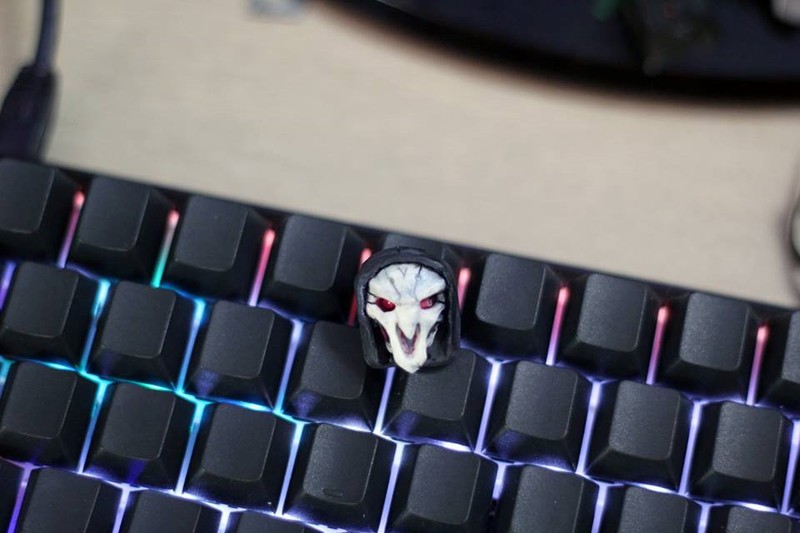Overwatch: Dựa trên nhân vật Reaper trong trò chơi Overwatch (Blizzard), Nguyễn Tùng, game thủ người Việt, đã chế tạo mẫu keycap độc đáo. Tác giả chưa công bố về chất liệu của sản phẩm này.