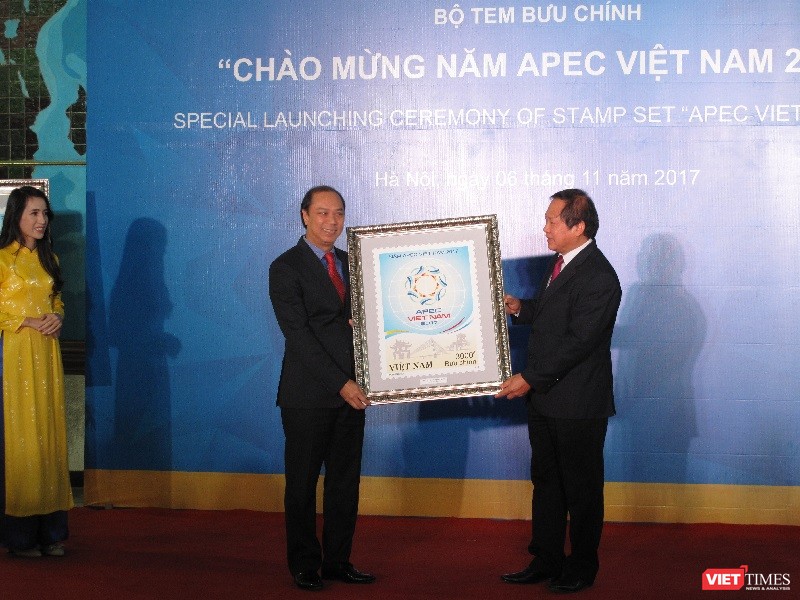 Bộ trưởng Bộ TT&TT trao tặng tem cho Thứ trưởng Bộ Ngoại giao Nguyễn Quốc Dũng. Ảnh: Ánh Dương.