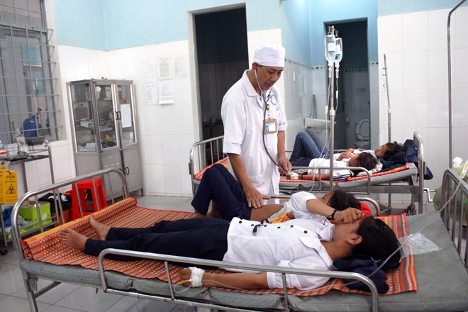 Hàng chục em học sinh đang được điều trị tại bệnh viện huyện Sa Thầy. Nguồn: Zing