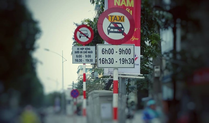 Biển cấm đã được lắp đặt hoàn tất ở 13 tuyến phố tại Hà Nội. Ảnh: T.T.Dương.