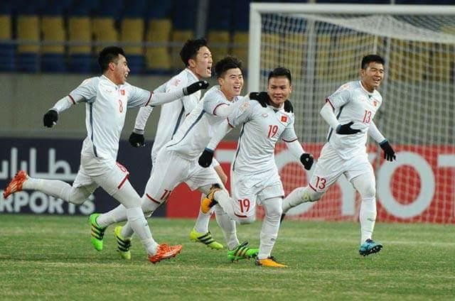 Quang Hải cùng đồng đội ăn mừng bàn thắng gỡ hòa 2 - 2 trong trận gặp Quata.