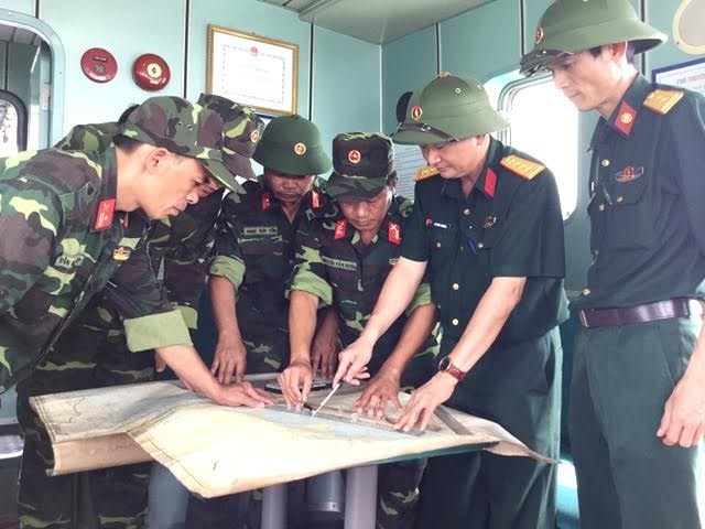 Cán bộ chiến sĩ Bộ Chỉ huy quân sự Quảng Ninh triển khai các phương án tìm kiếm.