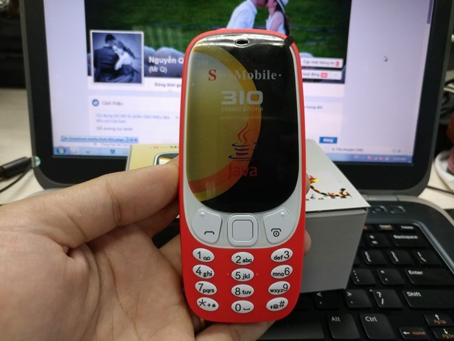 Mẫu di động bị cho là "nhái" kiểu dáng của Nokia 3310. Ảnh: Nguyễn Quân.