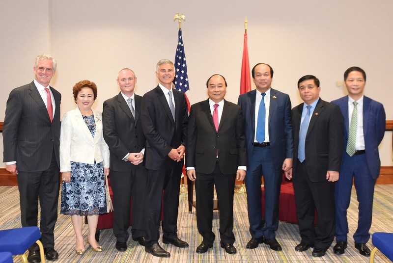 Thủ tướng Nguyễn Xuân Phúc chụp ảnh với lãnh đạo hai tập đoàn BRG và Hilton Worldwide