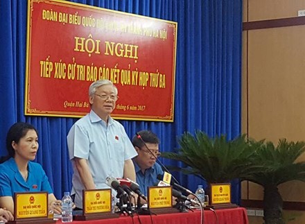 Tổng Bí thư Nguyễn Phú Trọng phát biểu tại cuộc tiếp xúc cử tri quận Hai Bà Trưng.