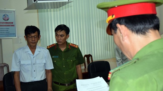 Công an đọc lệnh quyết định khởi tố, bắt giam bị can Trần Hồng Nguyên.