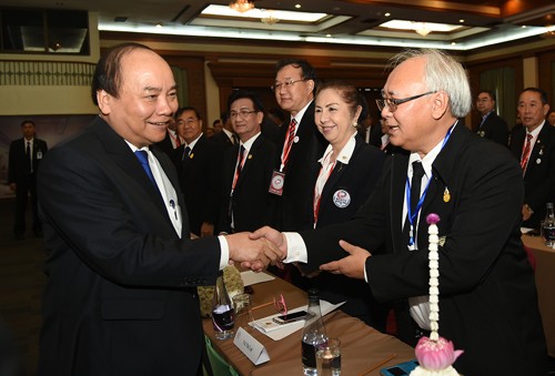 Thủ tướng gặp gỡ doanh nhân Việt kiều tại Thái Lan. Ảnh: VGP/Quang Hiếu 