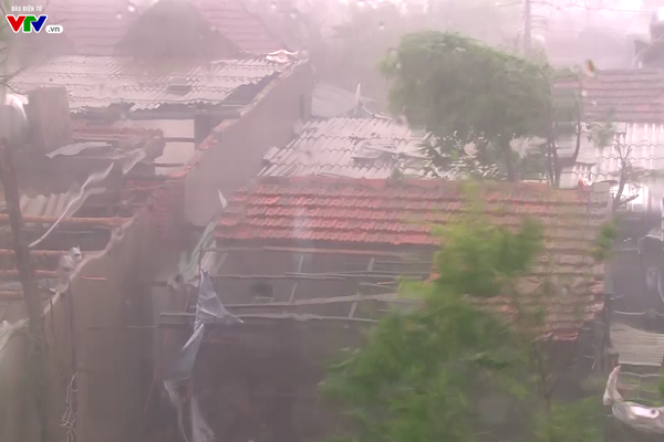Rất nhiều ngôi nhà bị tốc mái do ảnh hưởng của bão số 10 - Ảnh: VTV