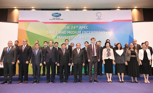 Thủ tướng Nguyễn Xuân Phúc và các Bộ trưởng, Trưởng đoàn dự Hội nghị. Ảnh: VGP/Quang Hiếu
