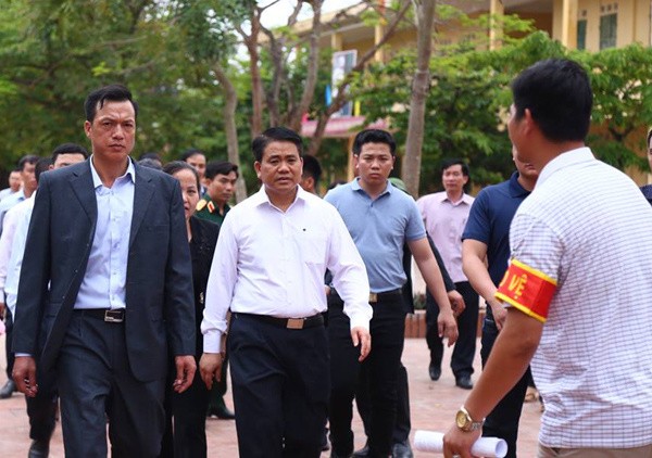 Chủ tịch UBND TP Nguyễn Đức Chung về thôn Hoành - Ảnh:VnExpress