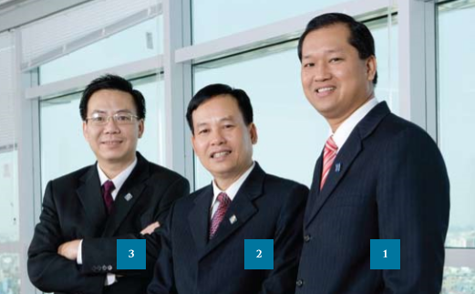 Ông Hồ Xuân Nghiễm (đứng giữa) - Ảnh: Sacombank