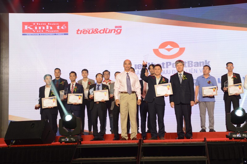 Đại diện LienVietPostBank lên nhận danh hiệu Top 100 Sản phẩm - Dịch vụ Tin & Dùng Việt Nam 2017.